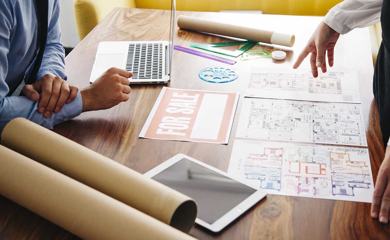 desk-real-estate-office-min